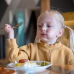 Ребенок жует одной стороной и отказывается от твердой пищи: могут ли быть виноваты зубы